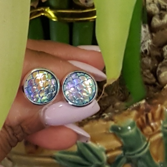 BRAND NEW 💖 Mermaid scale iridescent studs - Picture 6 of 7